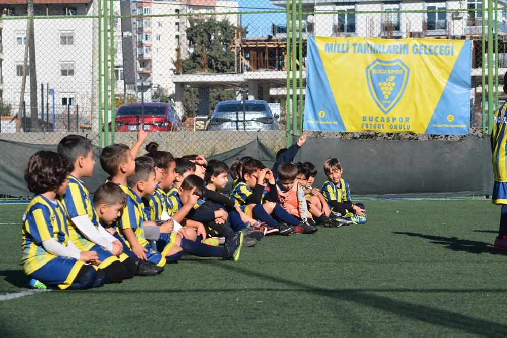 Döşemealtı’nda Bucaspor Futbol Okulu Geleceğin Futbolcularını Hazırlıyor 