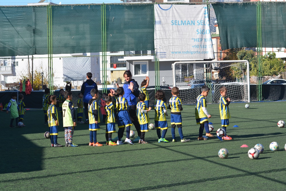 Döşemealtı’nda Bucaspor Futbol Okulu Geleceğin Futbolcularını Hazırlıyor